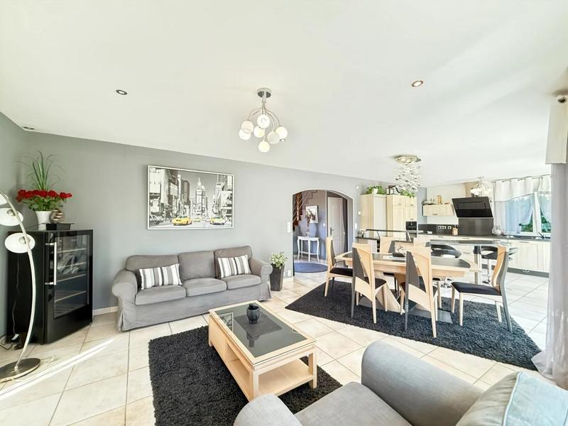 Maison - 140 m² - 8 pièces