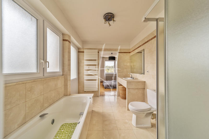 Villa - 223 m² - 8 pièces