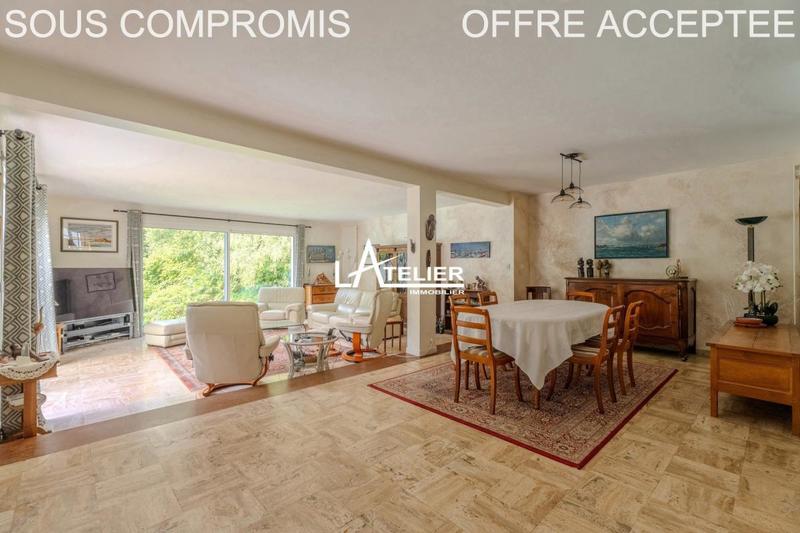 Maison - 230 m² - 8 pièces