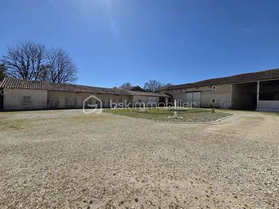 Propriété - 245 m² - 7 pièces