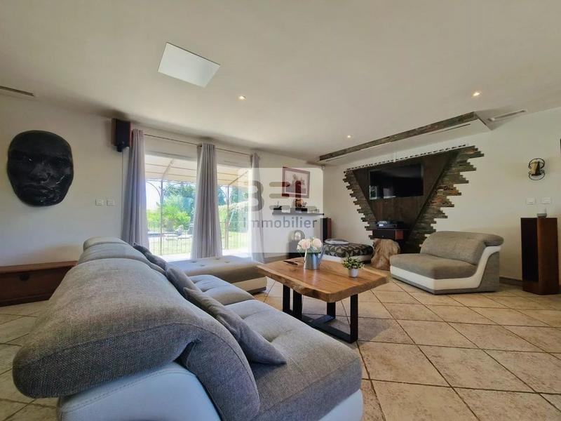 Maison - 220 m² - 8 pièces