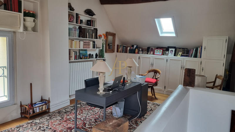 Maison - 220 m² - 8 pièces