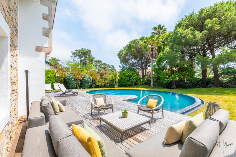 Maison - 312 m² - 8 pièces