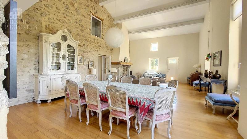 Maison - 352 m² - 9 pièces