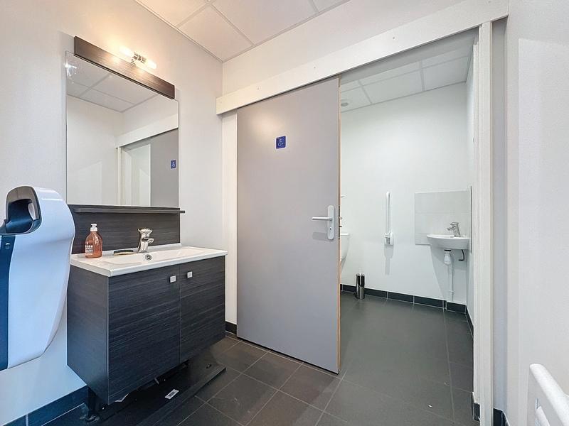 Bureau - 143 m² - 7 pièces