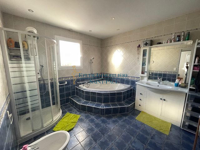 Villa - 201 m² - 8 pièces