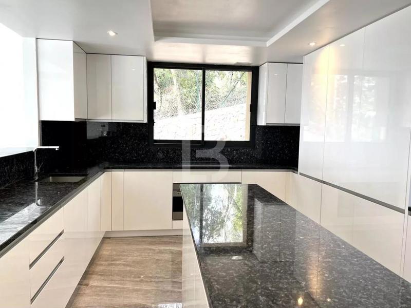 Maison - 360 m² - 10 pièces