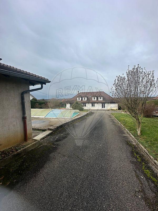 Maison - 331 m² - 8 pièces