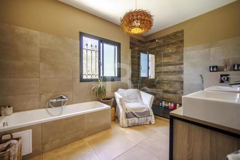 Villa - 260 m² - 8 pièces