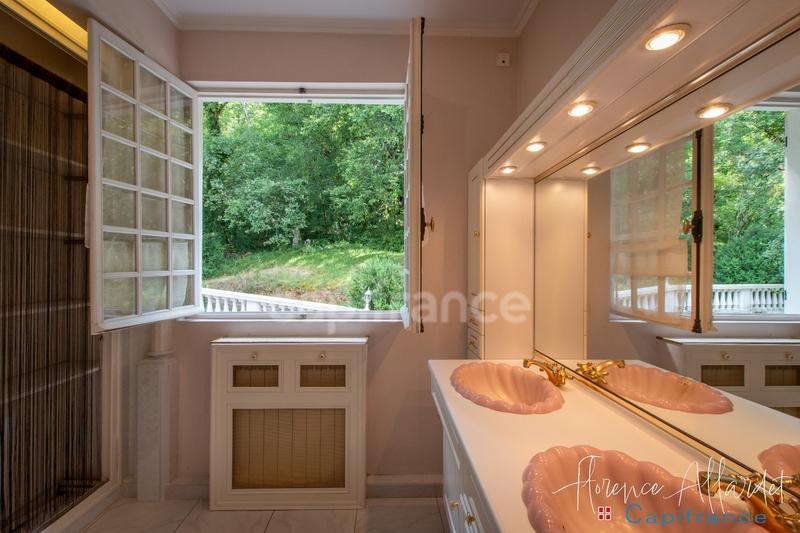 Propriété - 396 m² - 14 pièces