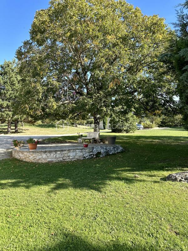 Demeure - 250 m² - 6 pièces