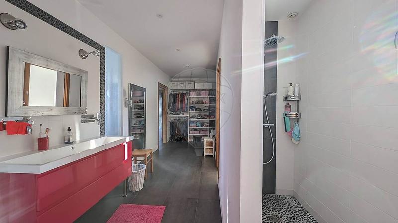 Maison - 290 m² - 9 pièces