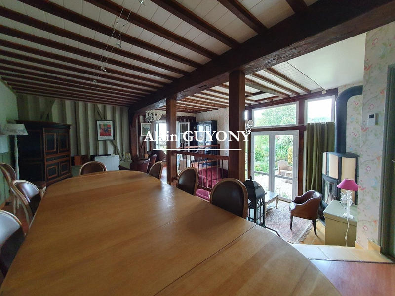 Maison - 240 m² - 8 pièces