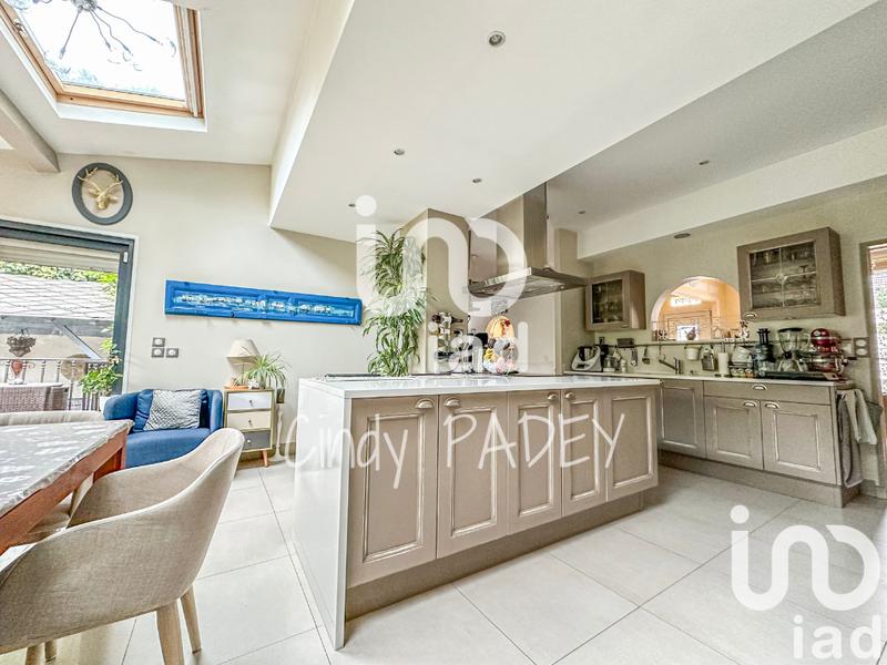 Maison - 220 m² - 9 pièces