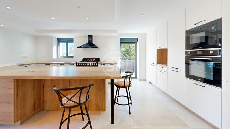 Maison - 239 m² - 6 pièces