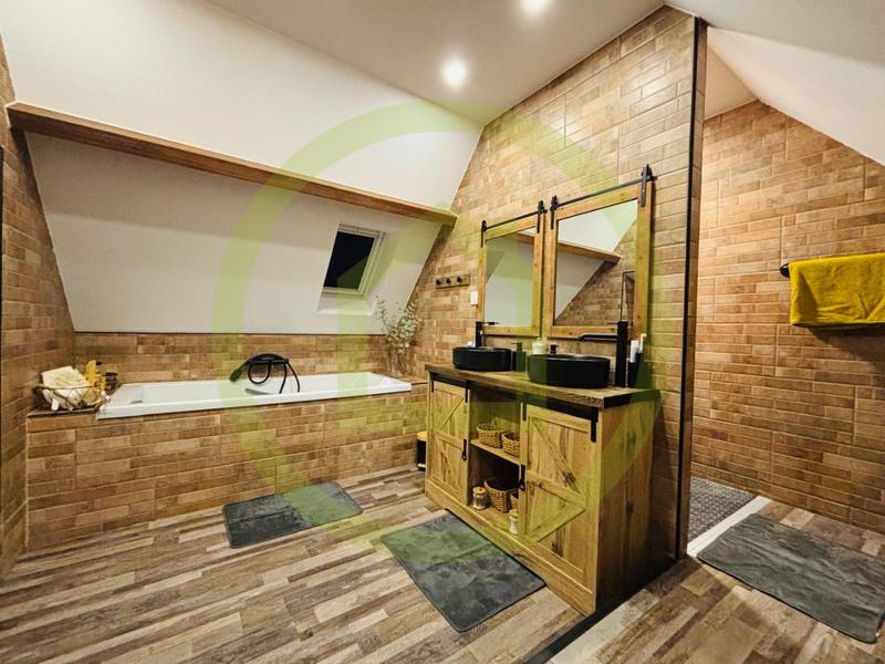 Maison - 217 m² - 8 pièces