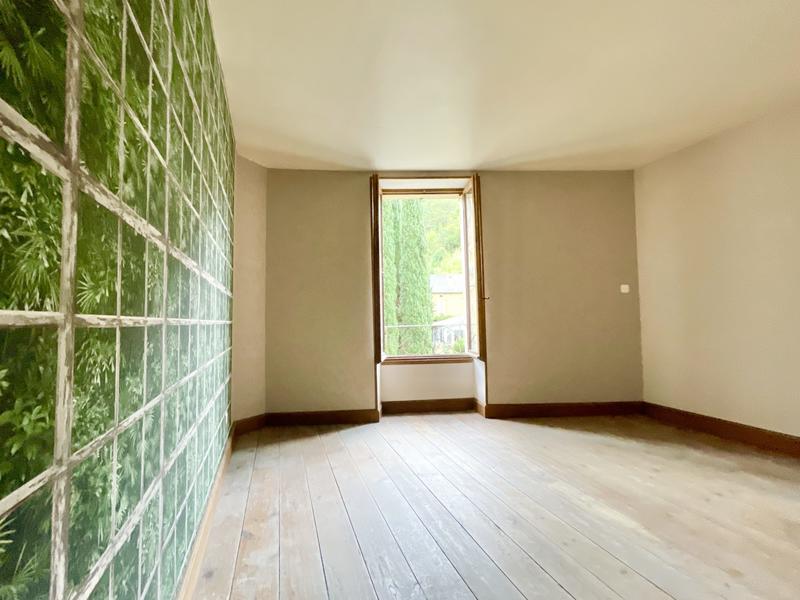 Maison traditionnelle - 261 m² - 18 pièces