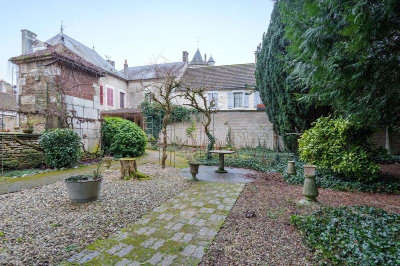 Maison - 240 m² - 10 pièces