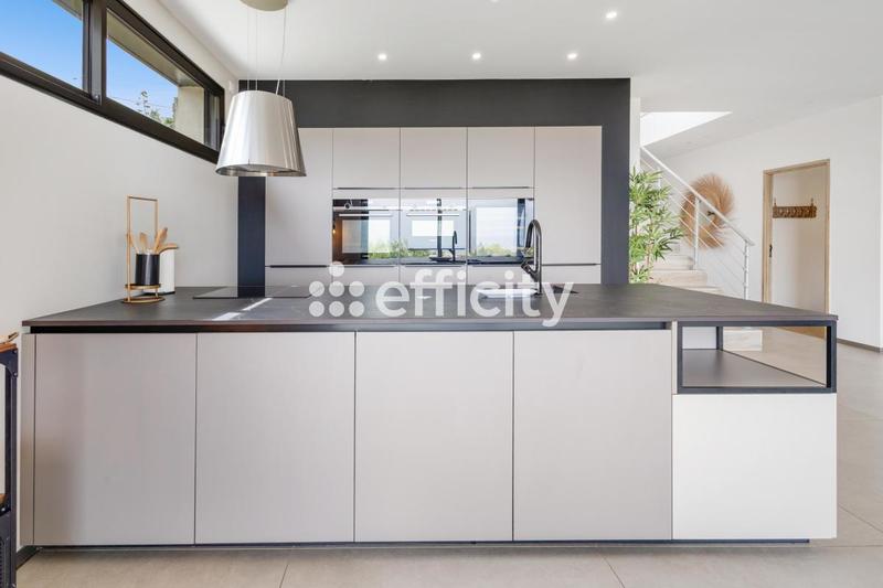 Maison - 211 m² - 7 pièces