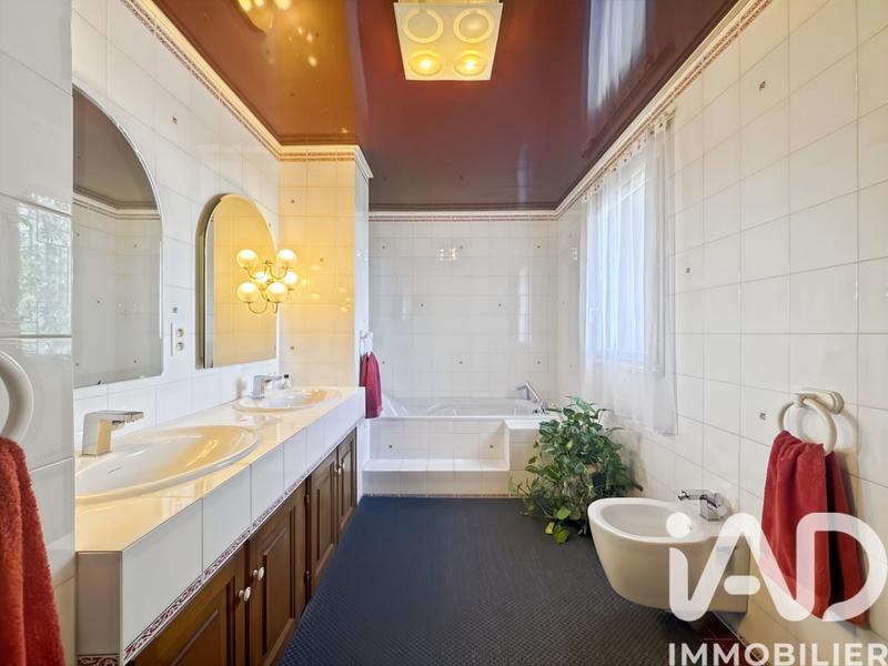 Maison - 225 m² - 7 pièces