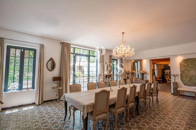 Maison - 420 m² - 8 pièces