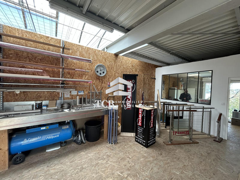 Local d'activités - 331 m²