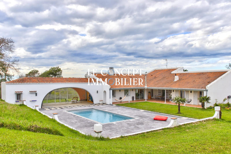 Maison - 221 m² - 7 pièces