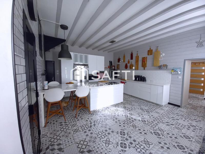 Maison - 214 m² - 8 pièces