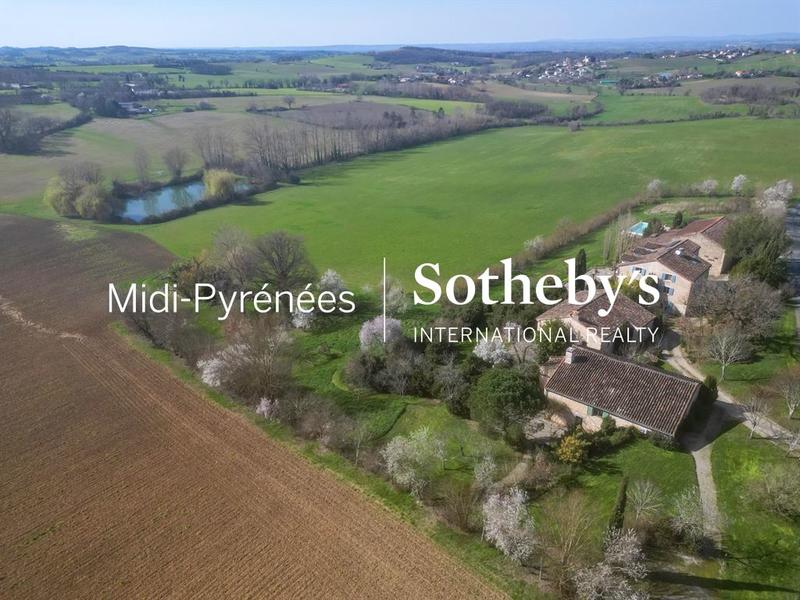 Maison - 585 m² - 18 pièces