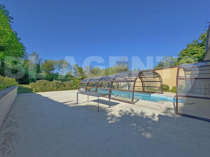 Maison - 243 m² - 8 pièces