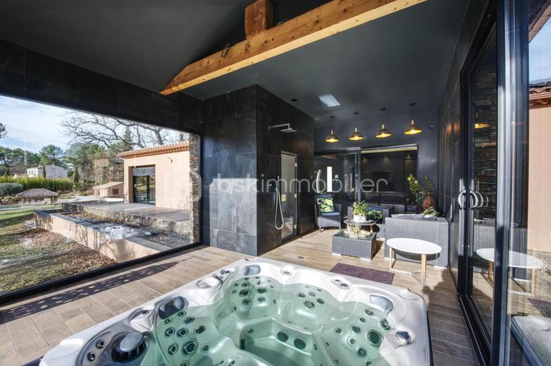 Propriété - 237 m² - 8 pièces