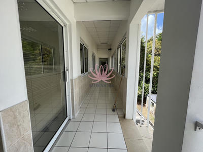 Local commercial - 220 m² - 4 pièces