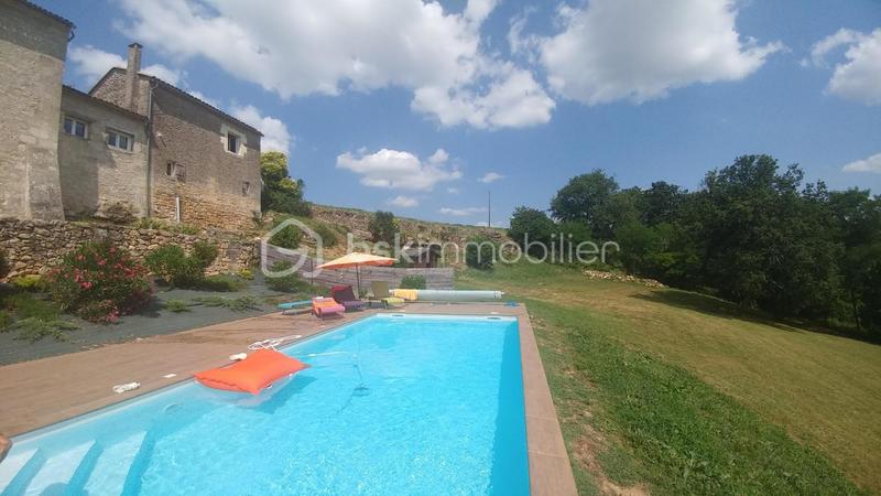 Demeure - 230 m² - 6 pièces