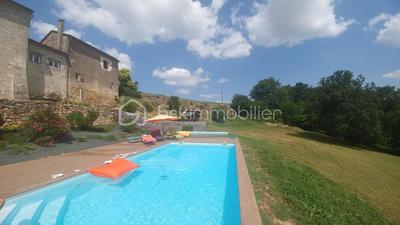 Demeure - 230 m² - 6 pièces