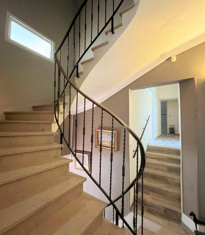 Maison - 295 m² - 12 pièces
