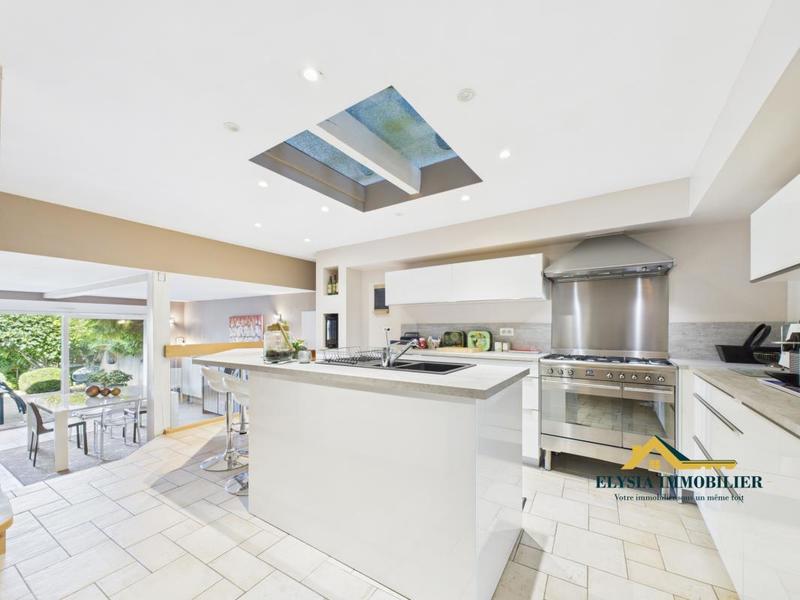 Maison - 229 m² - 8 pièces