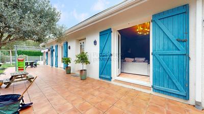 Maison - 260 m² - 9 pièces