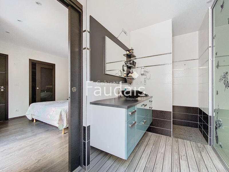 Maison - 224 m² - 8 pièces