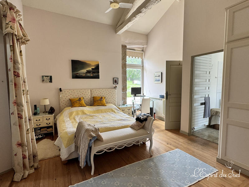 Maison - 325 m² - 16 pièces