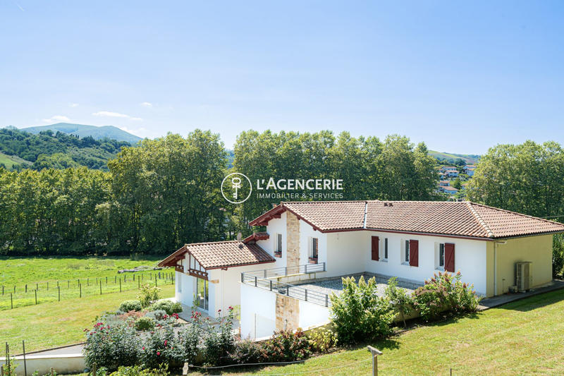 Maison - 220 m² - 5 pièces