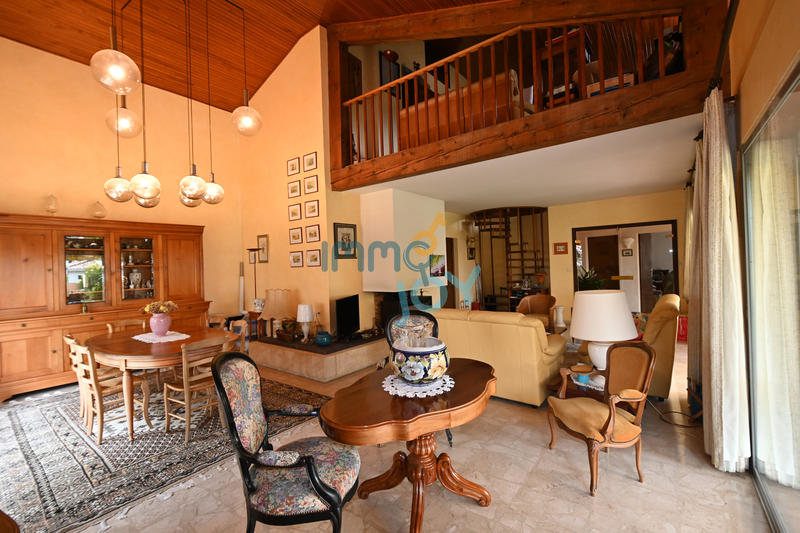 Maison - 245 m² - 7 pièces