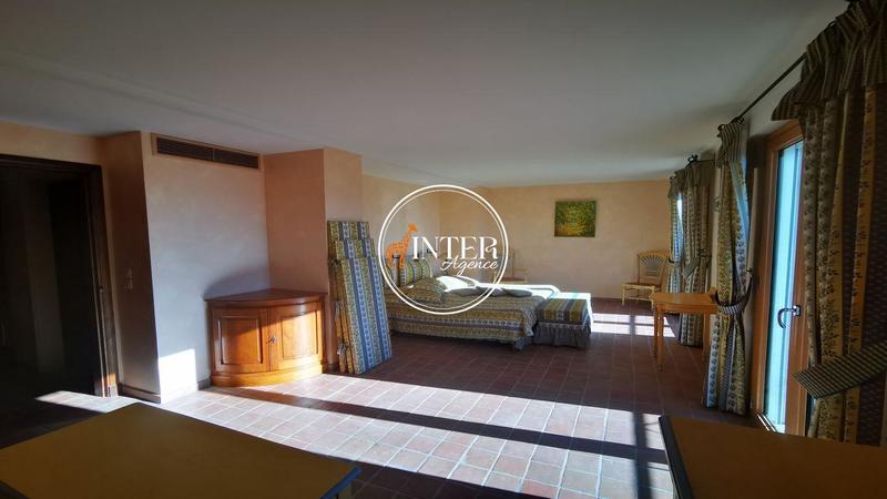 Villa - 775 m² - 12 pièces