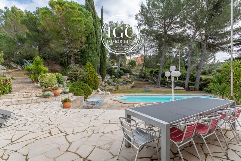 Maison - 220 m² - 7 pièces