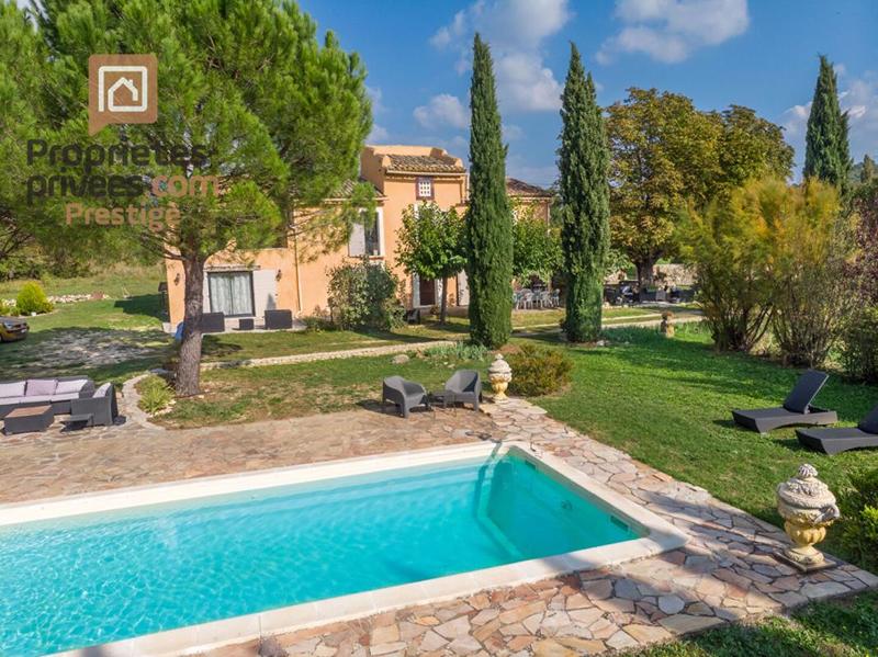 Maison - 275 m² - 10 pièces