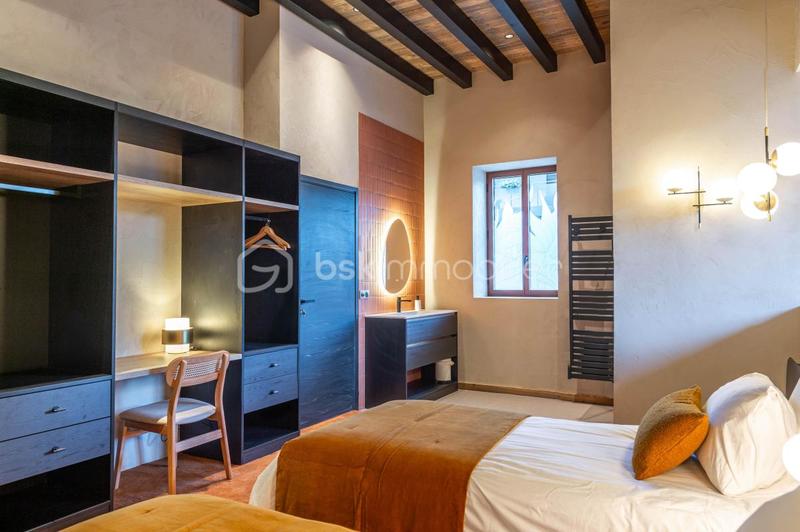 Maison - 303 m² - 8 pièces