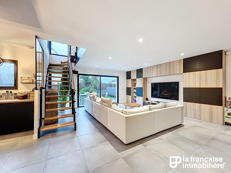 Maison - 233 m² - 8 pièces