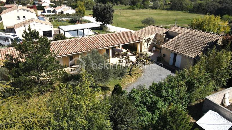 Propriété - 203 m² - 8 pièces