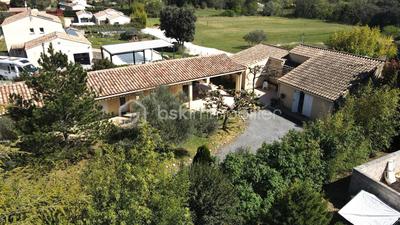 Propriété - 203 m² - 8 pièces