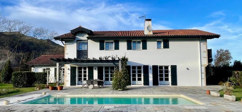 Maison - 240 m² - 9 pièces