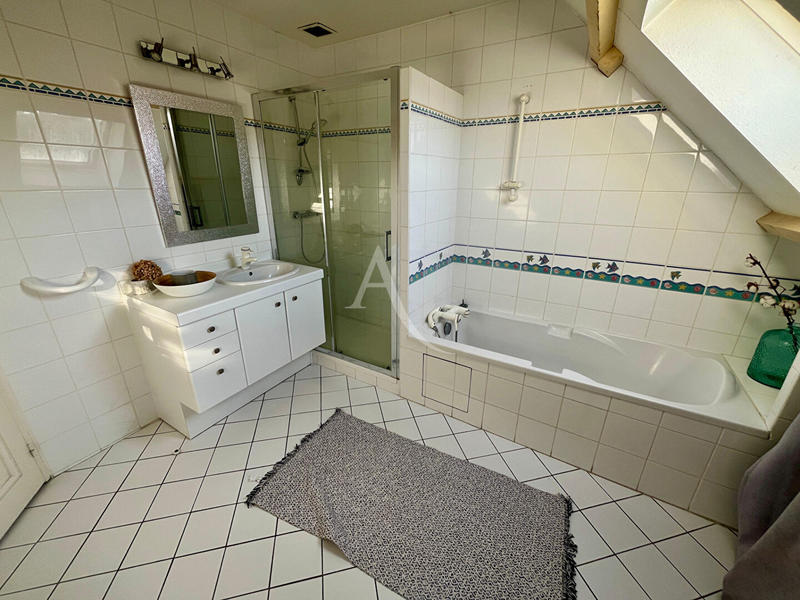 Maison - 304 m² - 6 pièces